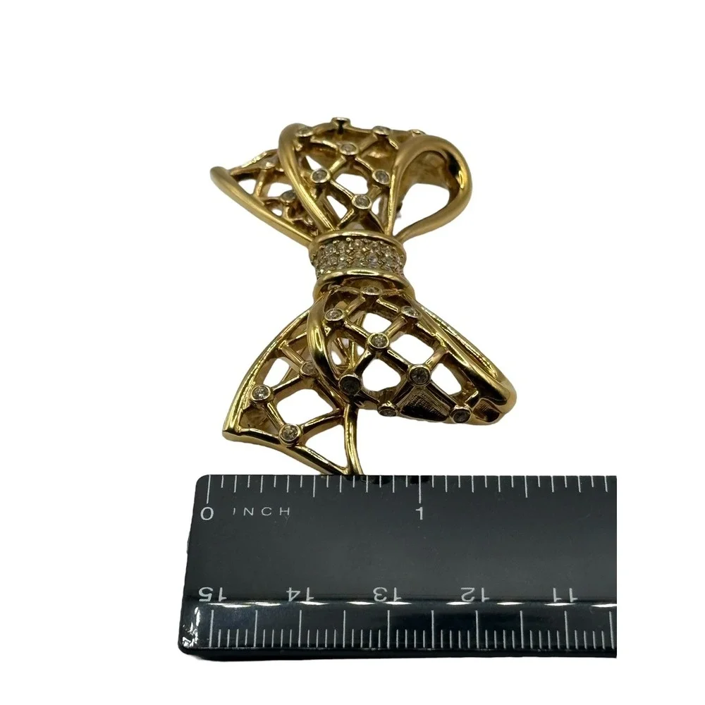 Swan Signed SWAROVSKI Open Bow Brooch Pin Icy Clear Crystals‎ Gold Tone Ribbon